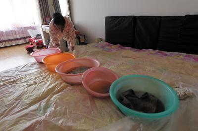 合阳楼上漏水，住户失联，小区没物管，业主维权难！律师来支招……